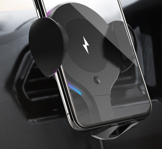 15W Smart Sensor Wireless Car Charger Mount installed for GPS navigation